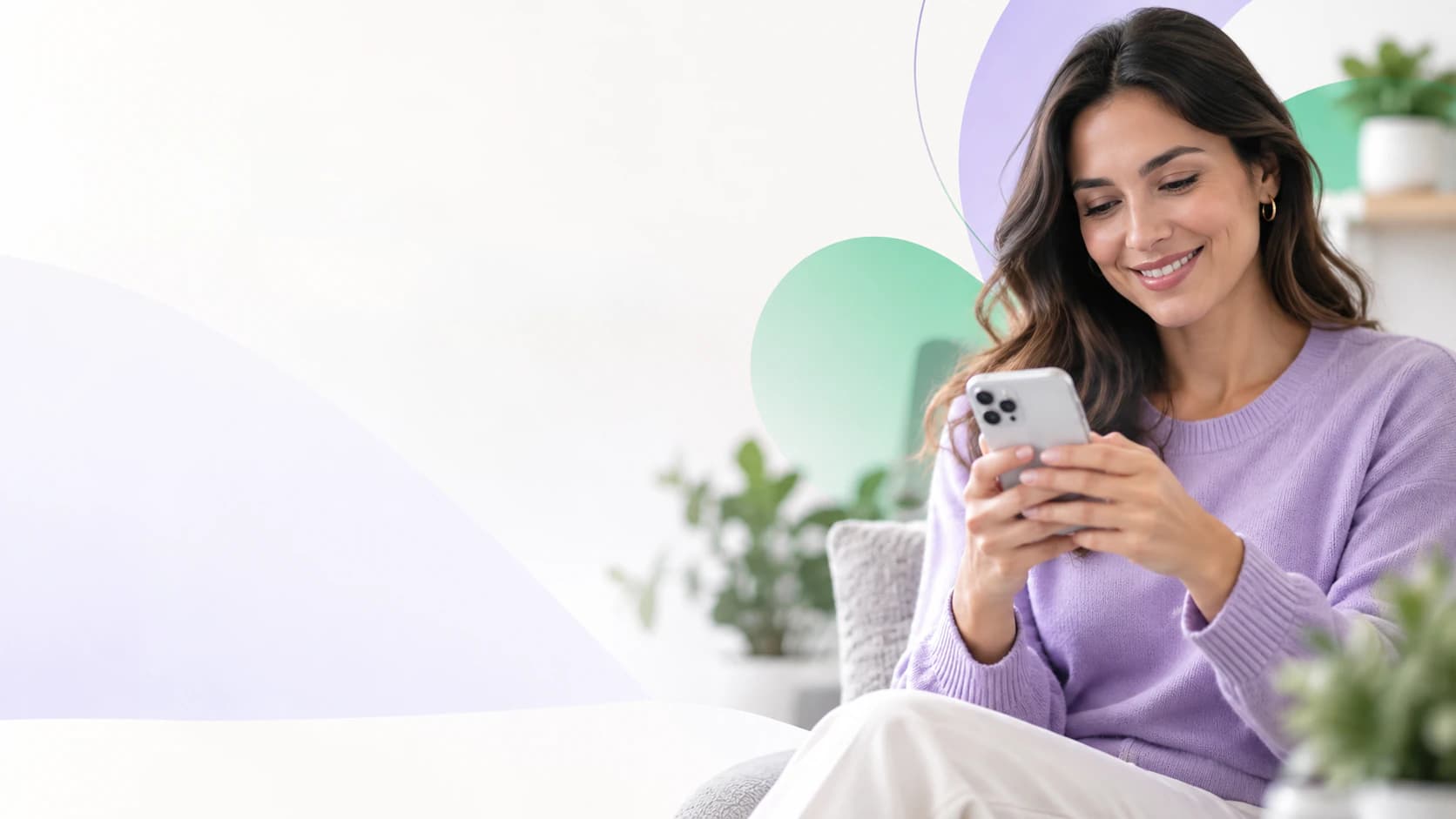 Una mujer sonríe mientras compara precios de medicamentos en su celular